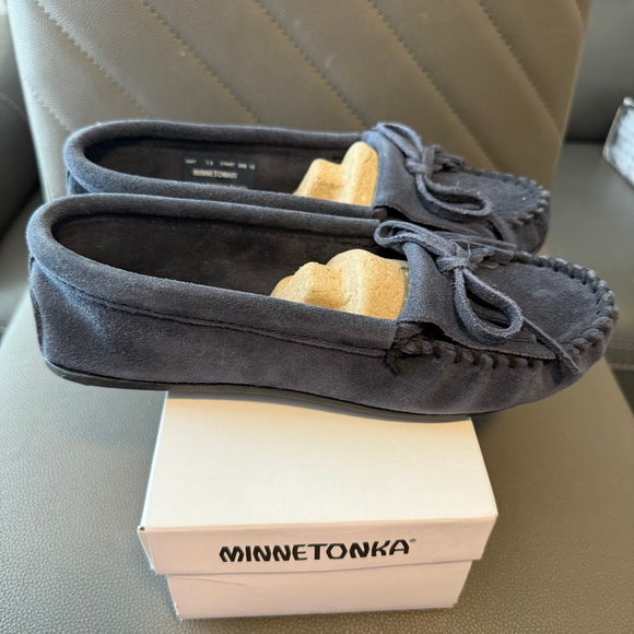 Women's MINNETONKA Kilty Moccasins Size 7.5 Navy - Picture 2 of 10